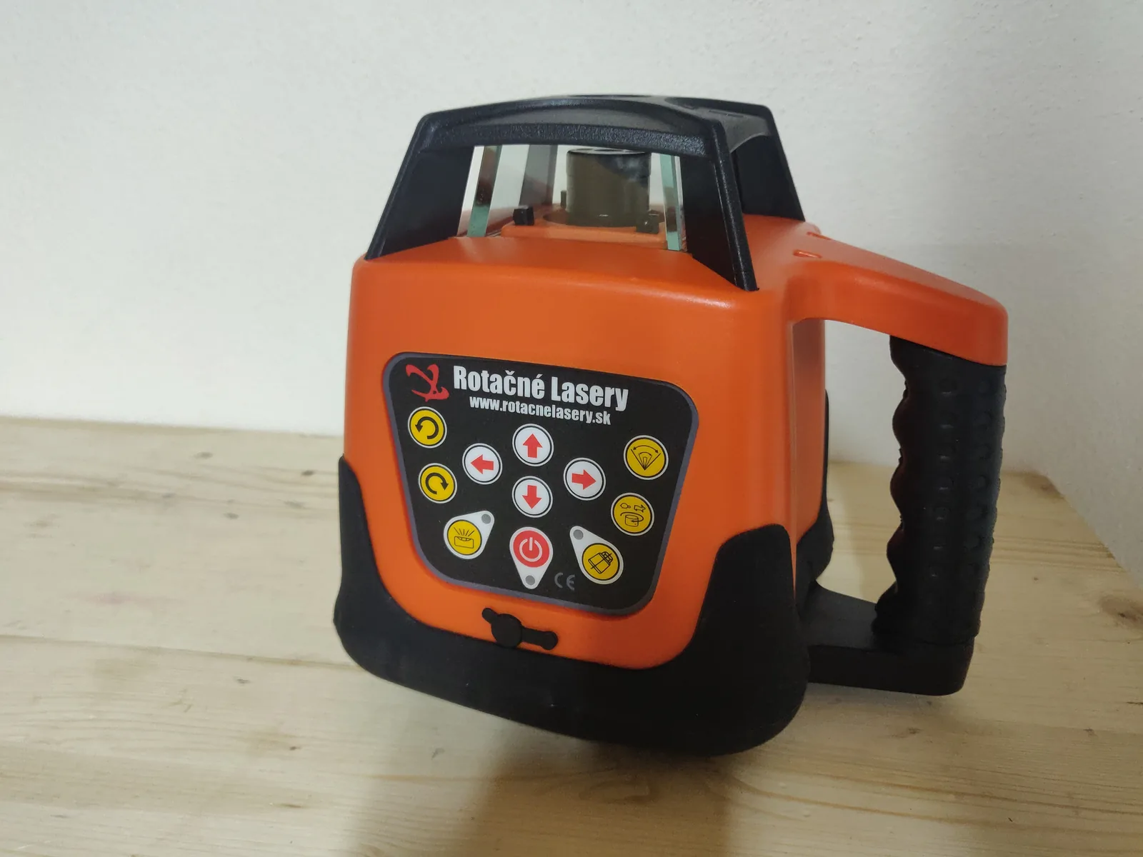 Červený rotačný laser zblízka